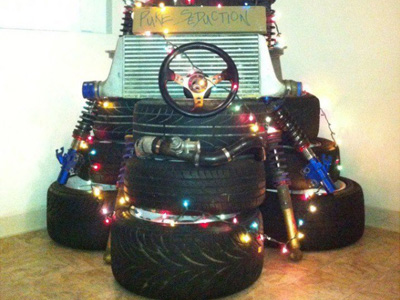 Χριστουγεννιάτικο δέντρο με… ρόδες και ζάντες!